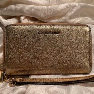 ✨ Michael Kors Gold Wristlet Wallet ✨